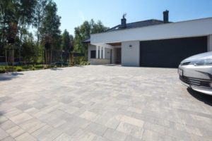 Polbruk_Ideo_gładka Z fazą, z mikrofazą, a może bez? Gładka, płukana czy postarzana?